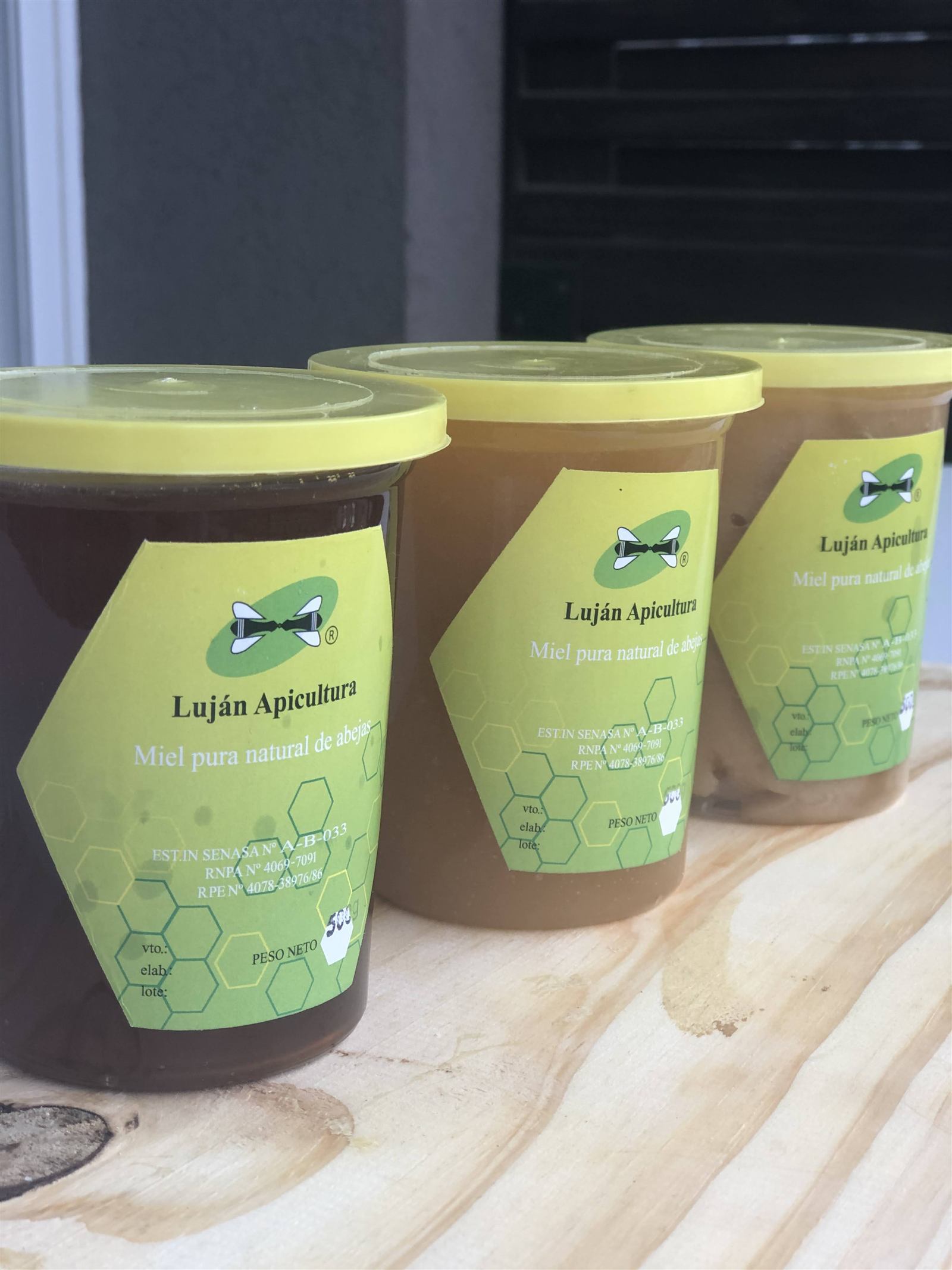 Frascos de miel pura Luján Apicultura