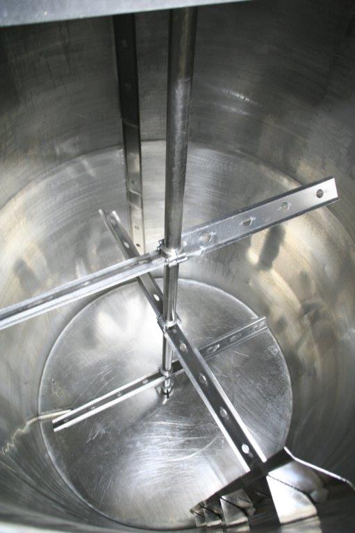 Interior de un tanque homogeneizador de acero inoxidable con las paletas de mezclado